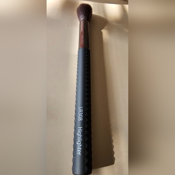 LARUCE BEAUTY 3 Pc Makeup Brush Set Kabuki, Highlighter & Small Angle Brush - Picture 7 of 8